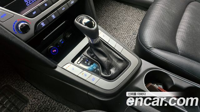 Hyundai AVANTE 2016 — photo 9