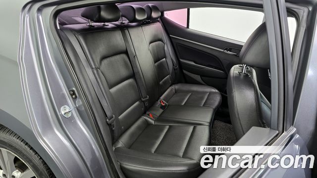Hyundai AVANTE 2016 — photo 12