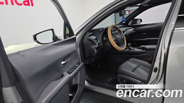 Lexus UX 2021 — photo 10