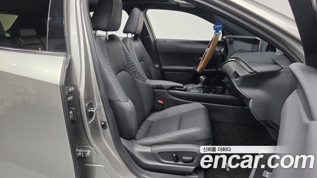 Lexus UX 2021 — photo 11