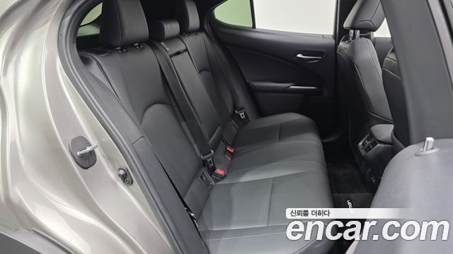Lexus UX 2021 — photo 12