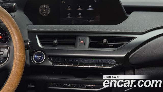 Lexus UX 2021 — photo 14
