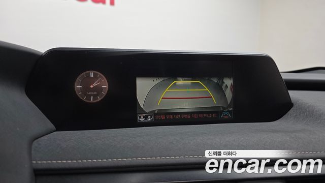 Lexus UX 2021 — photo 15
