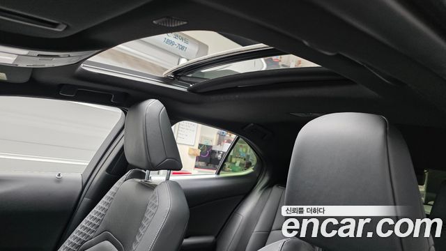 Lexus UX 2021 — photo 17