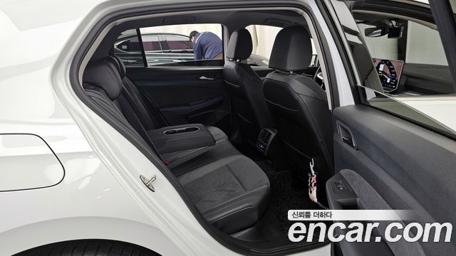 Volkswagen Golf 2025 — photo 12
