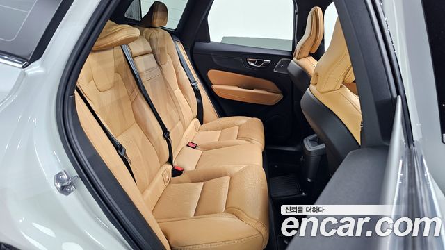 Volvo XC60 2021 — photo 12