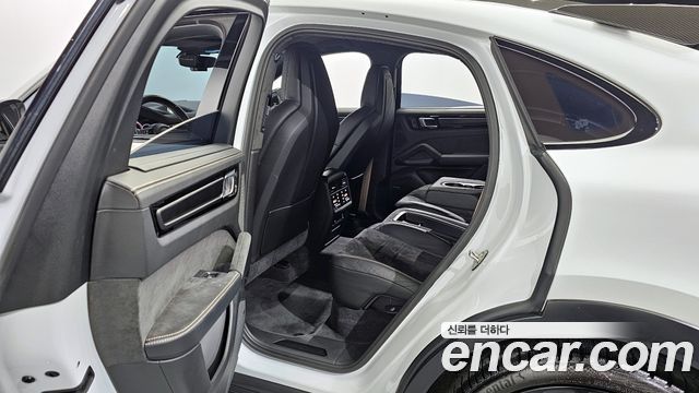Porsche Cayenne 2023 — photo 11