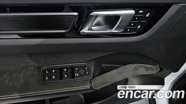 Porsche Cayenne 2023 — photo 14