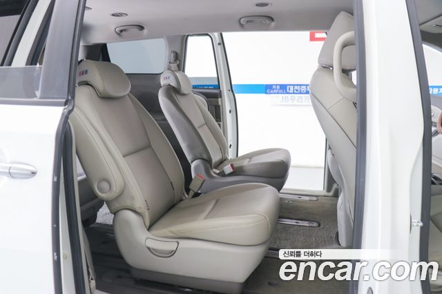 Kia Canival 2015 — photo 11