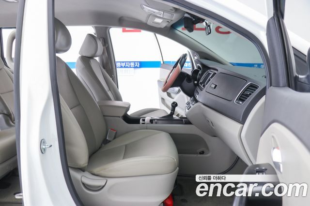 Kia Canival 2015 — photo 12