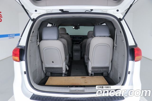 Kia Canival 2015 — photo 19