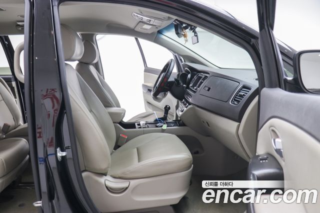 Kia Canival 2015 — photo 12