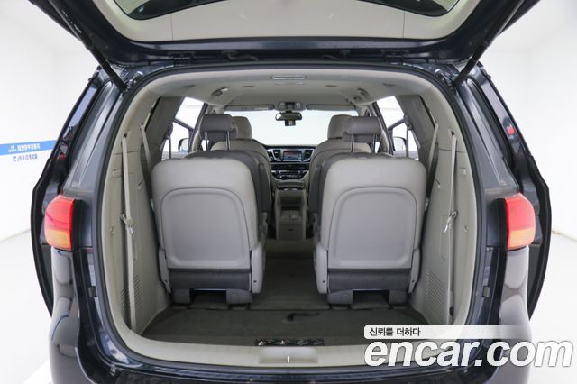 Kia Canival 2015 — photo 19