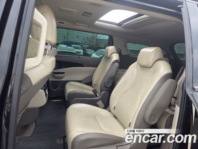 Kia Canival 2023 — photo 10