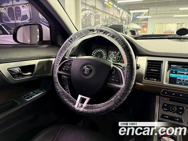 Jaguar XF 2014 — photo 15