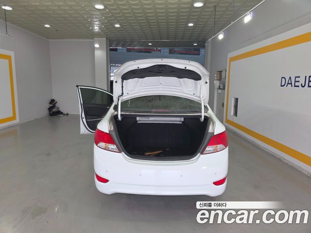 Hyundai Accent 2012 — photo 16