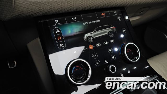 Land Rover Range Rover Velar 2018 — photo 16