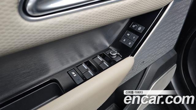 Land Rover Range Rover Velar 2018 — photo 17