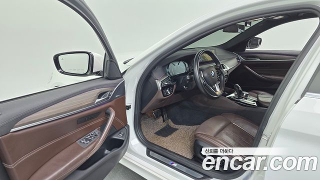 BMW 5-Series 2018 — photo 10