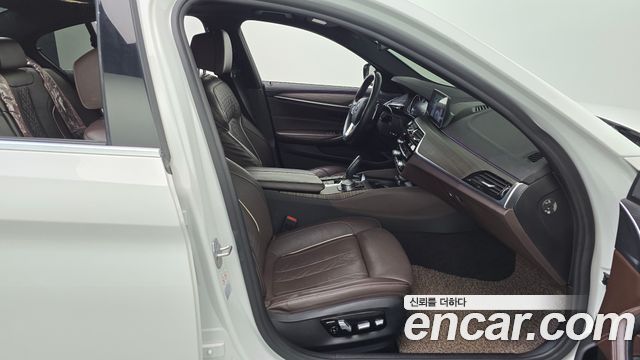 BMW 5-Series 2018 — photo 11