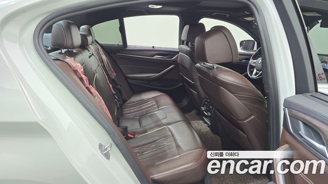 BMW 5-Series 2018 — photo 12
