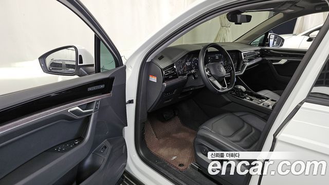 Volkswagen Touareg 2023 — photo 10