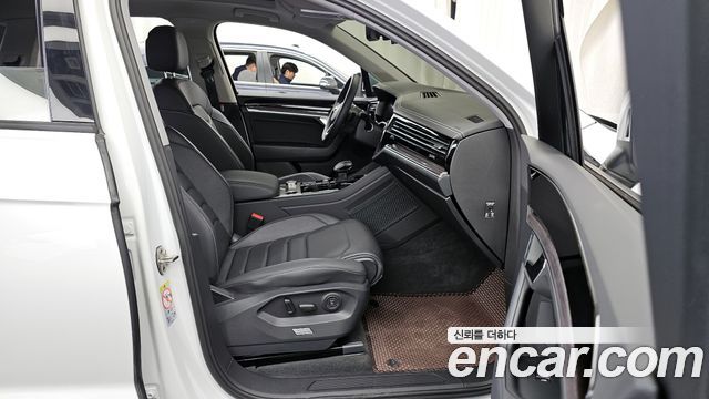 Volkswagen Touareg 2023 — photo 11