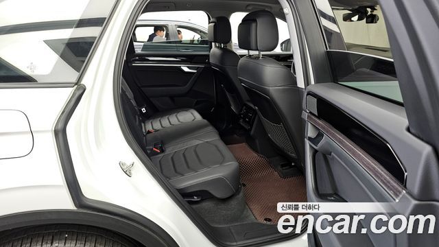 Volkswagen Touareg 2023 — photo 12