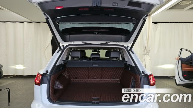 Volkswagen Touareg 2023 — photo 20
