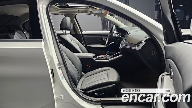 BMW 3-Series 2019 — photo 10