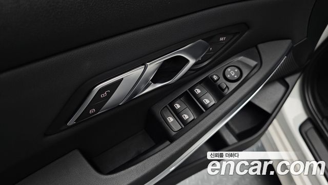 BMW 3-Series 2019 — photo 16
