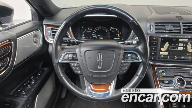 Lincoln Continental 2019 — photo 13