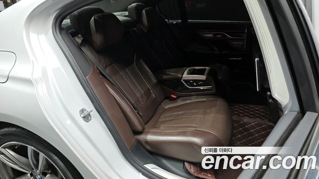 BMW 7-Series 2018 — photo 12