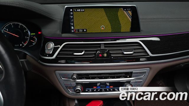 BMW 7-Series 2018 — photo 16
