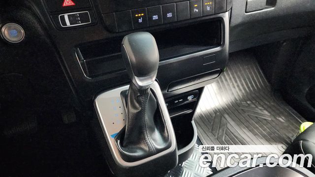 Hyundai Staria 2025 — photo 9