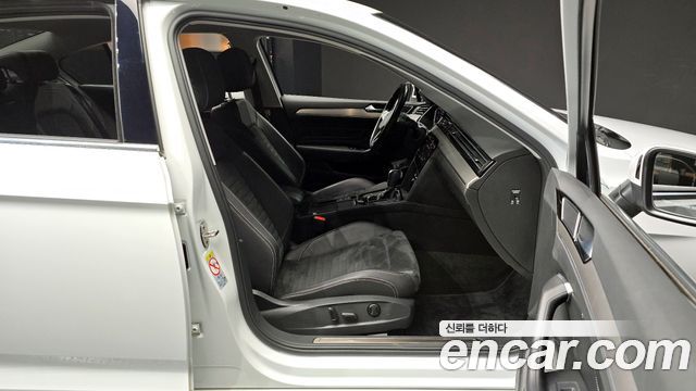 Volkswagen Passat 2021 — photo 11