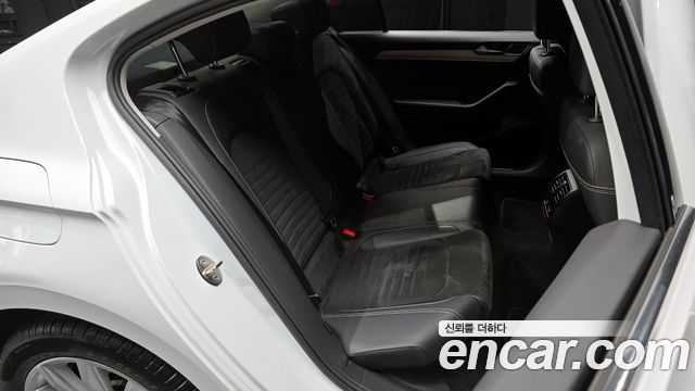 Volkswagen Passat 2021 — photo 12