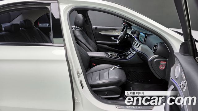Mercedes-Benz E-Class 2017 — photo 10