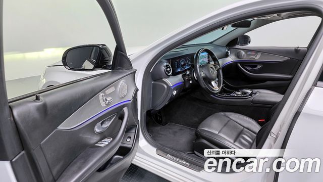 Mercedes-Benz E-Class 2017 — photo 11