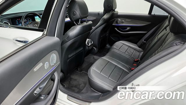 Mercedes-Benz E-Class 2017 — photo 12