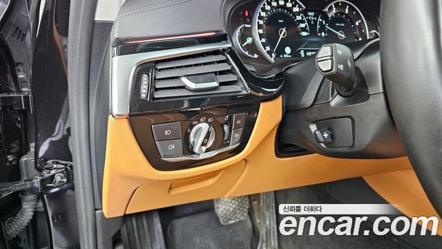 BMW 5-Series 2018 — photo 16