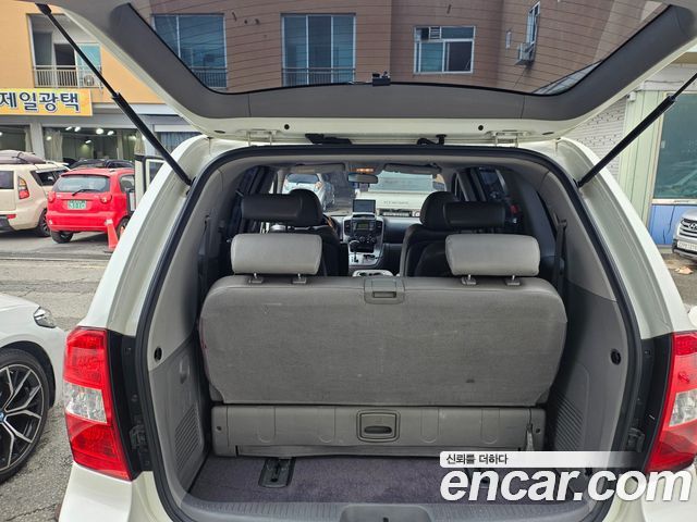 Kia Canival 2010 — photo 7