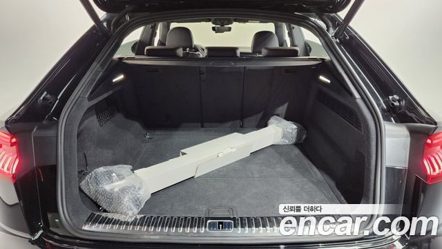 Audi Q8 2023 — photo 20