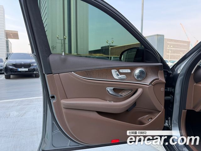 Mercedes-Benz E-Class 2017 — photo 10