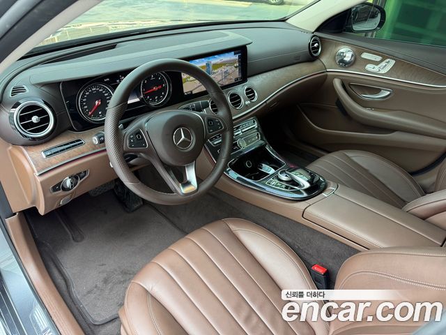 Mercedes-Benz E-Class 2017 — photo 12