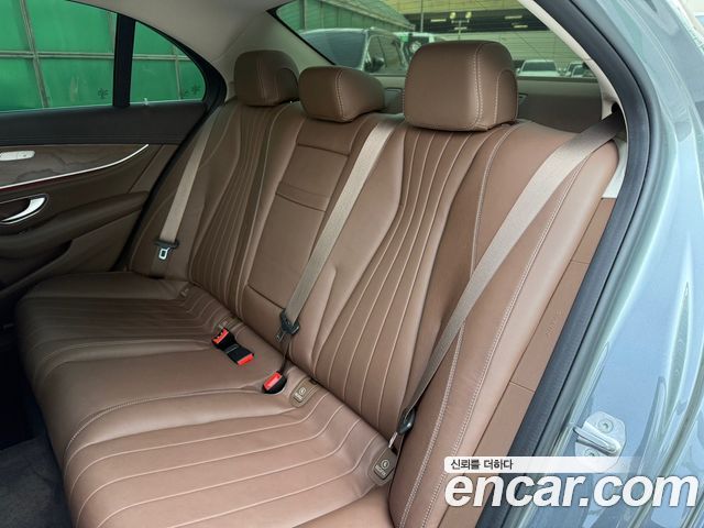Mercedes-Benz E-Class 2017 — photo 18
