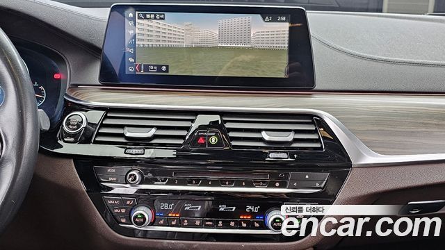 BMW 5-Series 2019 — photo 19