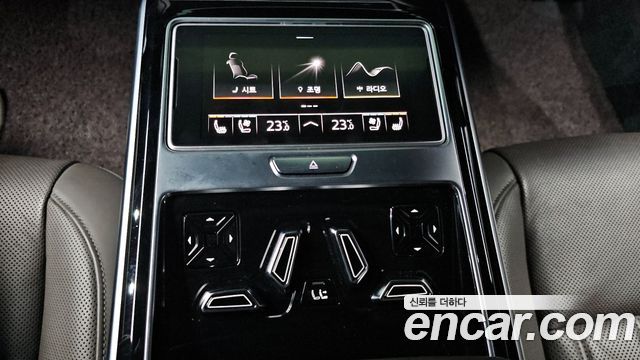 Audi A8 2021 — photo 17