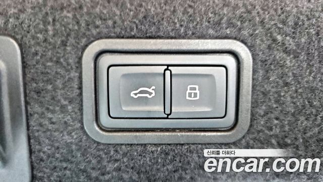 Audi A8 2021 — photo 20