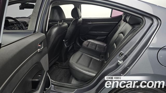 Hyundai AVANTE 2018 — photo 11